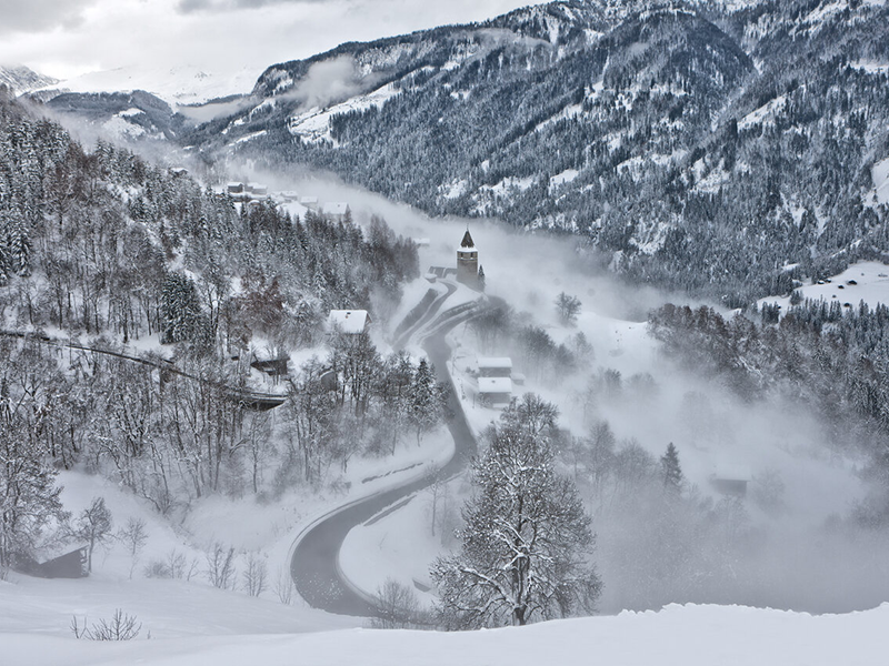 Kurvige Strasse voller Schnee auf dem Weg nach Arosa